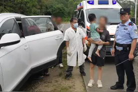 幼童和车匙被反锁车内，家长报警求助图片