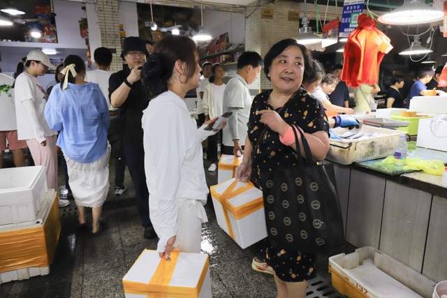 价格不比家门口菜场香，凌晨就起床，周末大堵车！一些上海人就爱去舟山、吕四、临港买梭子蟹？