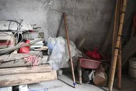 全网追的“扁担女孩”，找到一份时薪12元的暑假工工作图片