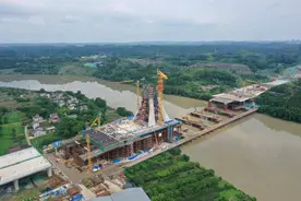 成都东西城市轴线建设取得新进展 沱江大桥主塔“四肢”浇筑顺利合龙图片