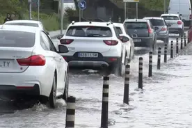 西班牙北部遭受恶劣天气 多地房屋道路被淹没图片