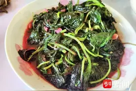 紫牛在现场｜我们的端午节！ 镇江菜市场“五红”菜热销，家家门前插艾图片