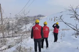 林州市：踏雪巡线保供电图片