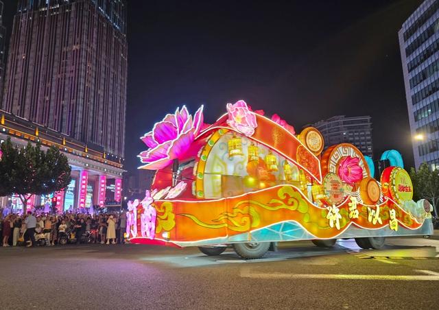 25辆花车“开进”环球港，上海旅游节大巡游活动来到普陀