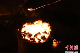 沈阳：非遗打铁花来一场中式浪漫图片