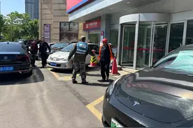 金家岭执法中队治理私占公共停车位现象图片