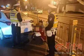 西安交警查酒驾遇两男子骑摩托冲卡 查获后发现是偷车贼图片