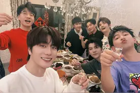 陆虎晒春晚后“再就业男团”一起吃年夜饭，古巨基现身图片