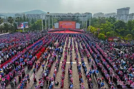 云南牟定“三月会”启幕  万人同跳左脚舞展非遗魅力图片