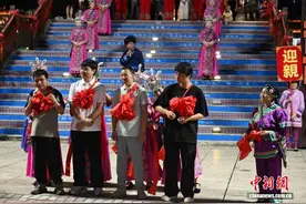 四川达州巴山大峡谷再现传统土家婚俗秀图片