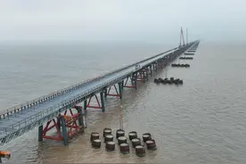 变海上造桥为陆上造桥 杭州湾跨海铁路桥南引桥栈桥贯通图片