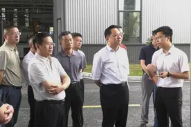 郑绍率考察组赴赣州市南康区考察调研家具产业转型升级图片