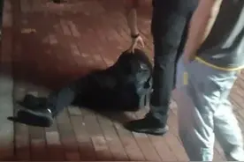 诸暨一醉酒男子击打辅警头部致其倒地！已被采取刑事强制措施图片