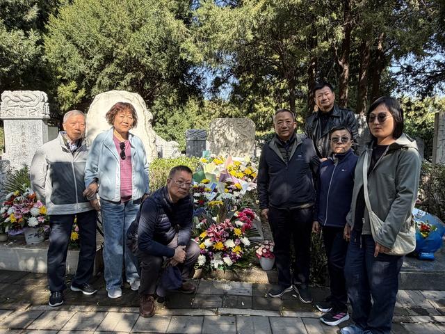 市民自发前往公墓悼念吴石将军
