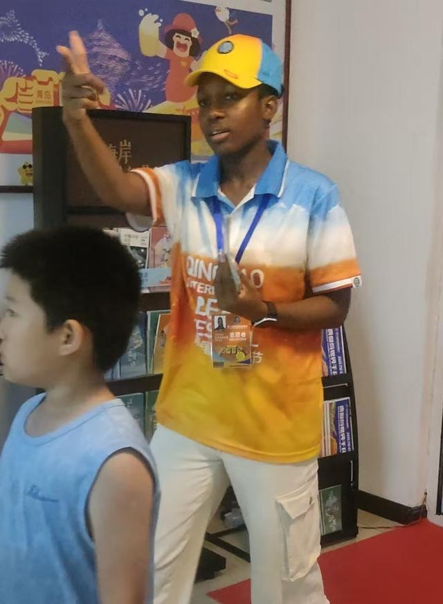 外国人在啤酒节｜“最大挑战是高峰时段，但很享受这种挑战！”国际志愿者首次亮相啤酒节