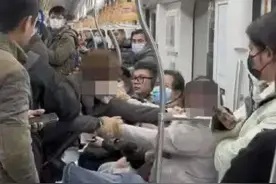 两女子在上海地铁内大打出手？工作人员回应图片