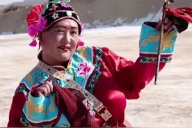 “网红”丈夫去世后哭泣直播的女性：无法结束“营业”｜见识图片