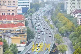 济南顺河高架增加隔音屏障，中央防撞护栏升级加固图片