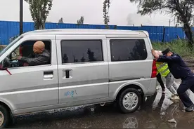 守护平安 | 这推车的背影，真帅！图片