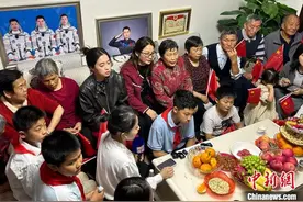 叶光富家人观看飞船发射：“他是带着我们一起遨游太空”图片