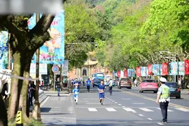 峨眉山越野赛上边比赛边科普 甘孜森林消防员为了防火宣传“拼了”！图片
