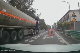 惊险一幕被录下！德阳一岁幼童独自跑上马路，多车紧急避让图片