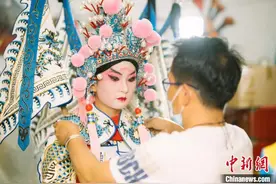 传统中式美学受青睐 云南兴起滇剧妆造体验潮图片