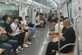 苏州到上海的跨省地铁，大清早和深夜的加班大站快车，乘客还挺多图片