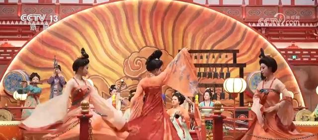 绾青丝着唐装、走进书中美景……传统文化生动“破圈”撬动消费澎湃活力