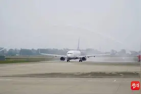 民航今天迎来冬航季，扬（泰）州⇋成都天府⇋乌鲁木齐航线成功首航图片