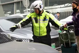 周末出游踏青旅客增多，北京铁路交警加派警力执勤护航图片