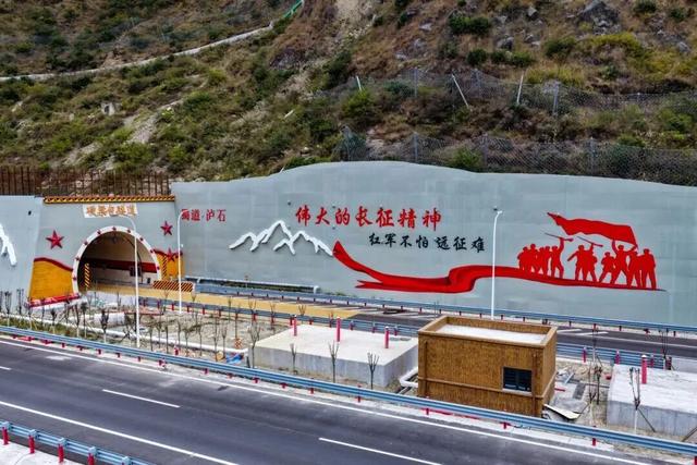 泸石高速49公里段即将通车，一路畅游冰川云海、古镇秘境