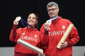 土耳其51岁大叔走红！单手插兜射击摘银，只戴了近视眼镜和睡眠耳塞图片