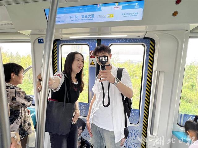 大学“萌新”在武汉体验萝卜快跑和光谷空轨 初识便爱上这里的科技范