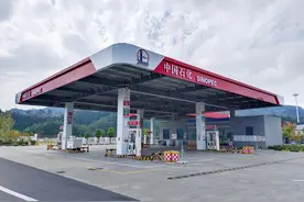 临建、景文两条高速上四对服务区加油站重装迎客图片