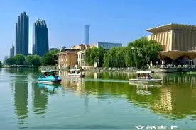 北京朝阳公园，初夏悠闲时光图片