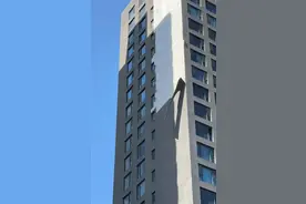 河南洛阳遭遇11级大风，有墙皮被吹脱落，还有汽车被砸图片