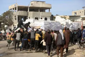 更多援助卡车进入加沙　哈马斯警察重现街头图片