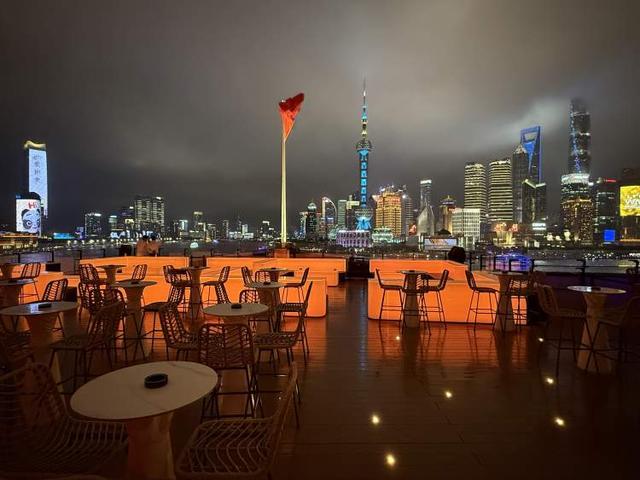 几十元团购一杯酒、周四女生免费...记者亲测：低成本也能上外滩露台欣赏绝佳景色丨精彩夜上海