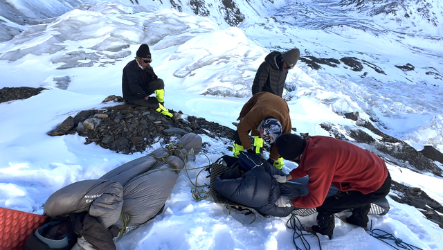 两男子登顶勒多曼因后滑坠重伤：一人单腿骨折爬行10小时回营地，一人双腿骨折独自爬出冰裂缝