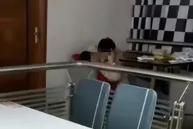 学生情侣在食堂做不雅动作？学校回应！图片