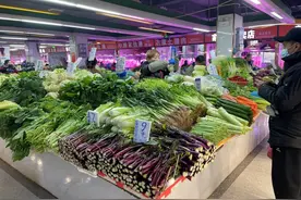 湖北武汉：节前市场巡查稳物价 物丰量足迎新春图片