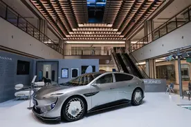 第二次携手高端跨界设计师，阿维塔012限量联名版开启交付图片