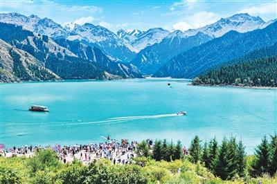 人民日报海外版丨新疆天山天池风景区游人如织
