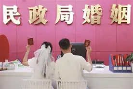 “520”甜蜜来袭 72对新人成功领证图片
