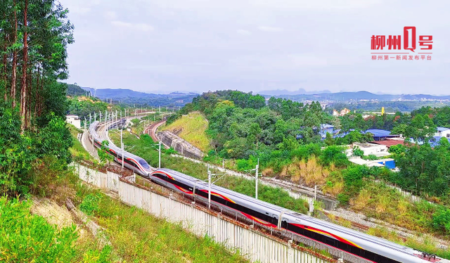 可俯瞰动车穿行山野,广西一山顶机位走红!紧急提醒:非景区,尚未开发
