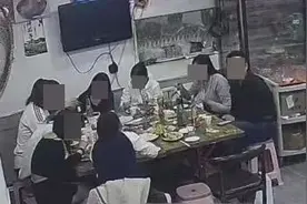 事发大连，男子带10名女子烧烤店就餐，结果没结账就走了……图片