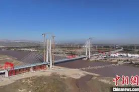 内蒙古首座铁路斜拉桥合龙贯通图片