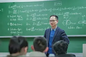 潮评丨教授手写板书火了，不被课件绑架才能回归教学本真图片