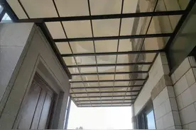 【执法动态】违建雨棚“现形”，城管整治“动真格”图片